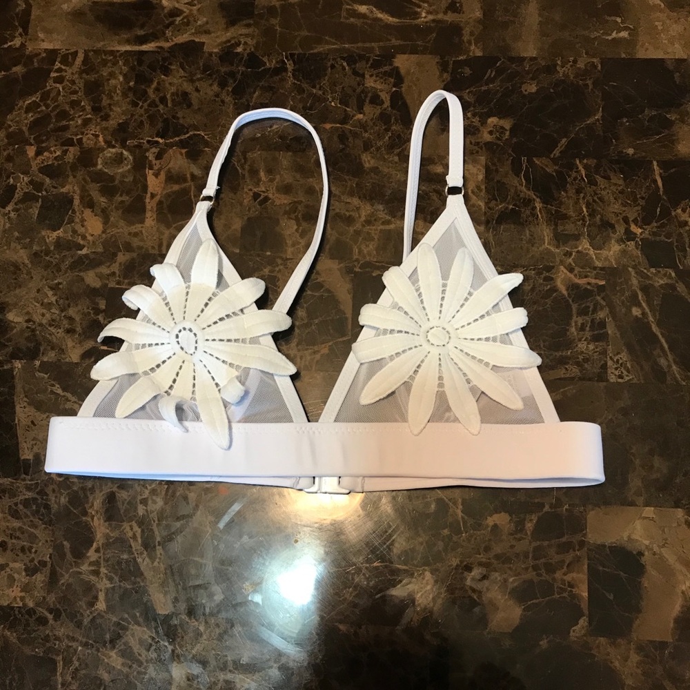 🎉2XHP🎉White Flower Bikini Top! - Picture 3 of 4